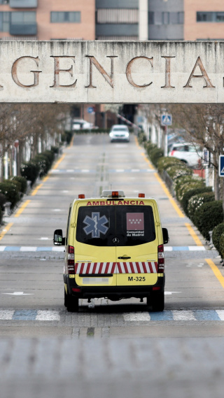 Una ambulancia atraviesa la puerta exterior de Urgencias del Hospital Universitario Fundación Alcorcón, en Alcorcón / Madrid (España), municipio que se ha convertido en un nuevo foco de coronavirus tras la confirmación de varios contagios en empleados del