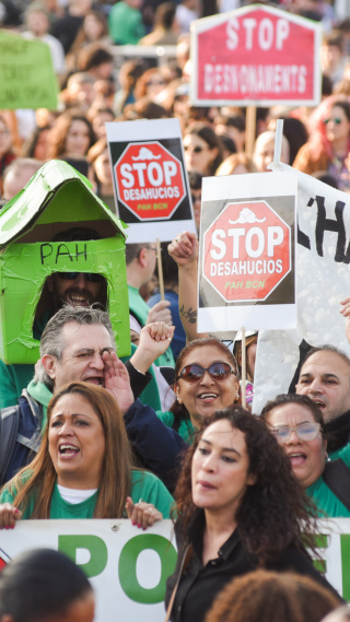 Decenas de personas durante una manifestación por la vivienda con el lema 'Abaixem el lloguer', en la Plaza Espanya, a 5 de abril de 2025, en Barcelona, Catalunya (España). Tras varias manifestaciones multitudinarias en diferentes puntos de España, los si