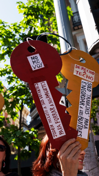 Persona porta pancarta con lema 'No me voy. Derecho a techo' durante una concentración por la prórroga de alquileres y el derecho a la vivienda frente a la sede del PP en Génova, a 26 de abril de 2026, en Madrid (España). El PP ha comunicado públicamente