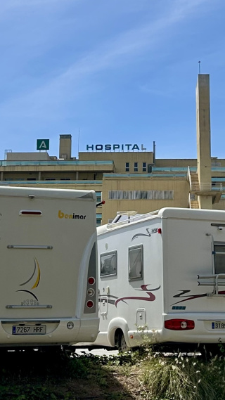 Trabajadores del Hospital Costa del Sol de Marbella optan por dormir en coches, autocaravanas y furgonetas en el aparcamiento de este centro sanitario. Trabajadores del Hospital Costa del Sol de Marbella optan por dormir en coches, autocaravanas y furgonetas en el aparcamiento de este centro sanitario.