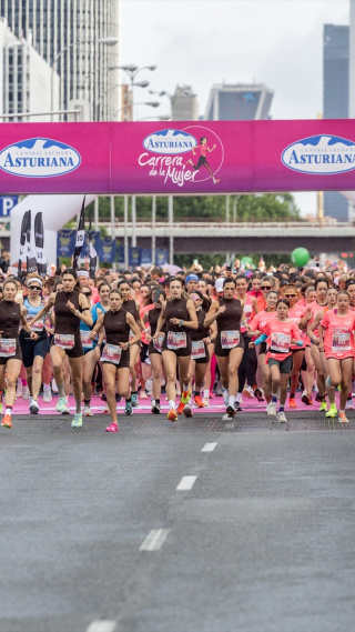 Numerosas corredoras partipan en la Carrera de la Mujer 2026, a 10 de mayo de 2026, en Madrid (España).