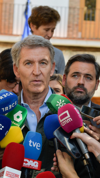 El presidente del PP, Alberto Núñez Feijóo, atiende a los medios durante una visita el puesto de mando avanzado habilitado por el accidente ferroviario, a 29 de octubre de 2026, en Urda, Toledo, Castilla-La Mancha (España).