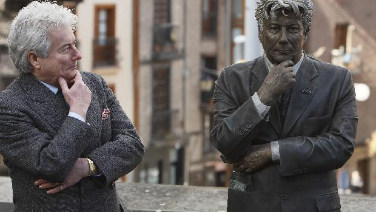 Vitoria erige una escultura de Ken Follet, la única en el mundo | Público