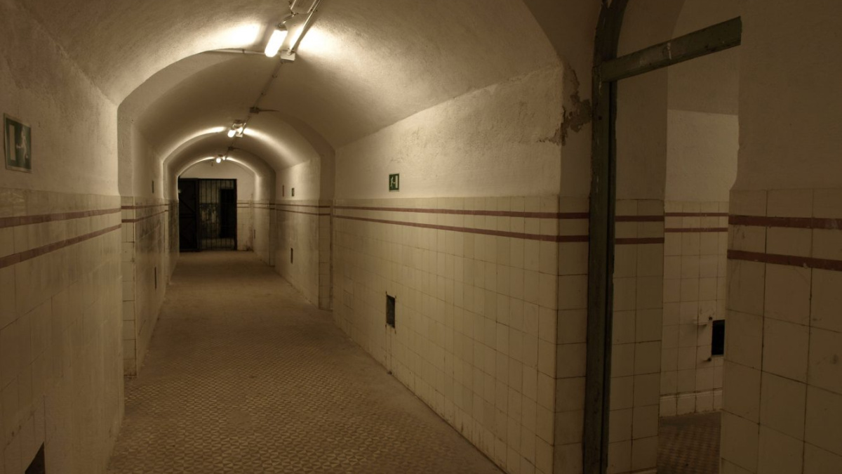 Acceso al Búnker del Capricho en el parque madrileño