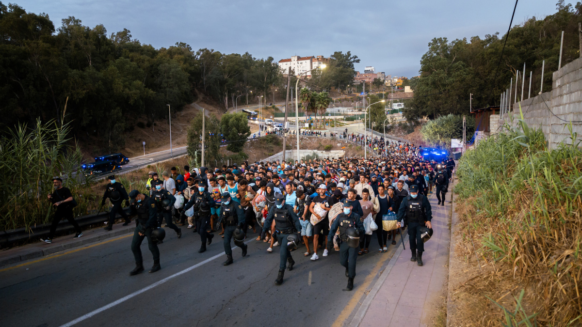 Ceuta acoge a 864 migrantes en carpas temporales