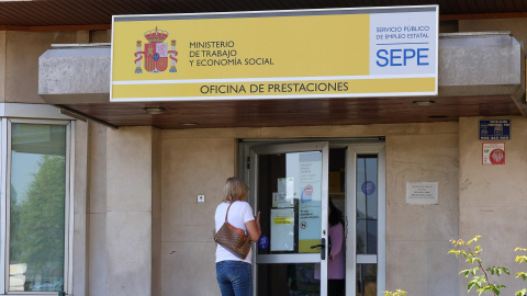 Una mujer entra a una oficina del SEPE. Una mujer entra a una oficina del SEPE.