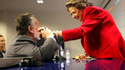 Foto de archivo de Rita Barberá saludando a Alfonso Grau. EFE