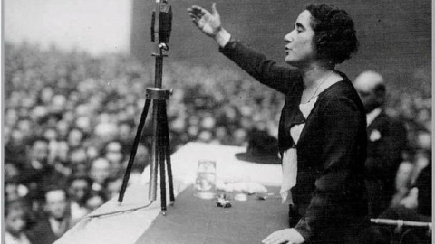 Clara Campoamor durante un mitin