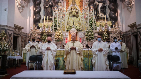 El obispo de Cádiz y Ceuta, Rafael Zornoza Boy, celebra una misa en la Iglesia de Santo Domingo de la capital gaditana.