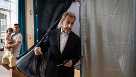 EuropaPress_6063404_30_june_2024_france_paris_former_french_president_nicolas_sarkozy_leaves Foto de archivo del expresidente francés Nicolas Sarkozy después de votar en las elecciones parlamentarias.