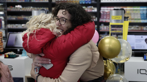 Beatriz Rodríguez (d), dueña de la administración de San Sebastián de los Reyes que ha vendido parte del número 06.766 agraciado con el segundo premio, abraza a Merche, una de sus empleadas. Beatriz Rodríguez (d), dueña de la administración de San Sebastián de los Reyes que ha vendido parte del número 06.766 agraciado con el segundo premio, abraza a Merche, una de sus empleadas.