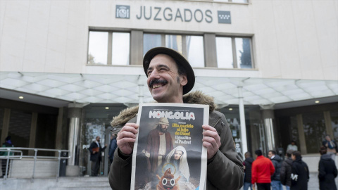 El editor de la Revista satírica 'Mongolia', Darío Adanti, posa con la portada denunciada por Abogados Cristianos.