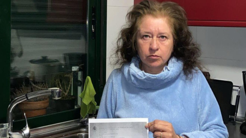 Ana Edith, con la orden de desahucio, en su casa. Ana Edith, con la orden de desahucio, en su casa.