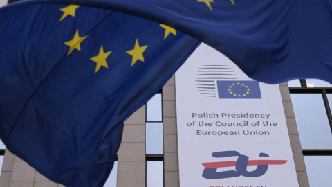 ue Imagen que muestra un cartel perteneciente a la Presidencia polaca del Consejo de la Unión Europea, junto a una bandera de la Unión Europea, en Bruselas, a 6 de enero de 2025.