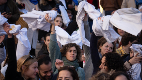Enfermeras alzan sus batas de trabajo durante una manifestación de Infermeres de Catalunya, a 19 de diciembre de 2023, en Barcelona, Catalunya (España).David Zorrakino / Europa Press19 DICIEMBRE 2023;MANIFESTACIÓN;ENFERMERAS;ENFERMERÍA;MÉDICOS;MEDICINA;HOSPITAL;HUELGA;19/12/2023