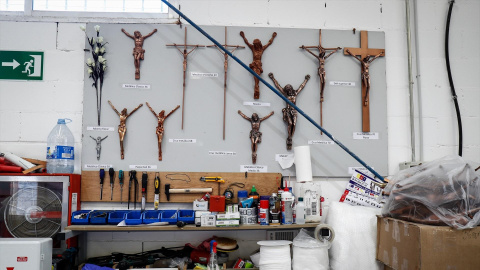 EuropaPress_2776814_crucifijos_elementos_religiosos_colgados_pared_fabrica_ataudes_chao Crucifijos y elementos religiosos en una fábrica de ataúdes.