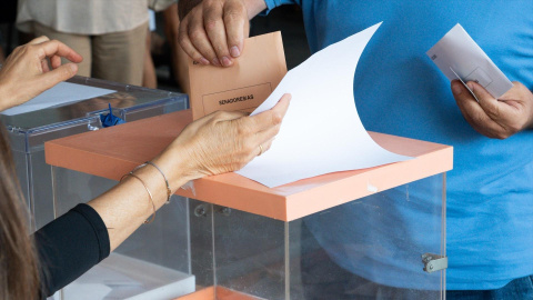 Foto de archivo de una una persona que ejerce su derecho a voto en España.