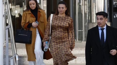 La actriz Elisa Mouliaá, en el centro de la imagen, sale de los juzgados de Plaza de Castilla, en Madrid, el pasado 16 de enero, tras declarar ante el juez Adolfo Carretero.