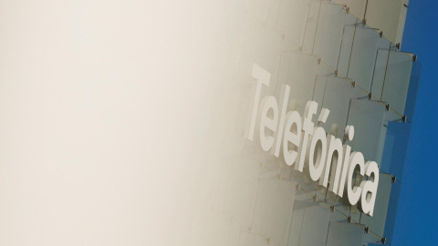 El logo  de Telefónica en uno de los edificios de su sede corporativa en la zona norte de Madrid.