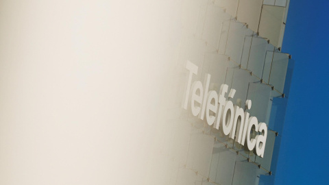 El logo de Telefónica en uno de los edificios de su sede corporativa en la zona norte de Madrid. El logo de Telefónica en uno de los edificios de su sede corporativa en la zona norte de Madrid.