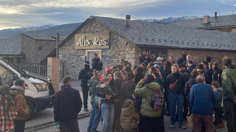 Concentració davant les oficines d'Alex Ros Concentració davant les oficines d'Alex Ros