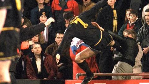 GiI8zC-XwAAOXRx Eric Cantona propinándole una patada a un aficionado que realizaba el saludo nazi.