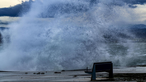 Vista del estado del estado de la mar este domingo 26 de enero en Santander. La explosiva borrasca Herminia, cuyo epicentro se localiza hoy al oeste de las islas británicas, deja hoy en España vientos huracanados por encima de los 100 kilómetros por hora en muchos lugares.