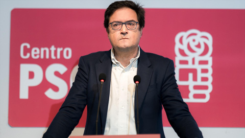 El ministro de Transformación Digital y Función Pública, Óscar López, ofrece una rueda de prensa para anunciar que presenta su candidatura como secretario general del PSOE de Madrid, en la sede de la Agrupación Socialista del distrito Centro, a 5 de diciembre de 2024, en Madrid (España).