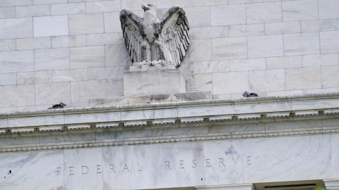 Detalle de la fachada del Marriner S. Eccles Federal Reserve Board Building, el edificio donde tiene su sede la Reserva Federal (Fed) de EEUU, en Washington. Detalle de la fachada del Marriner S. Eccles Federal Reserve Board Building, el edificio donde tiene su sede la Reserva Federal (Fed) de EEUU, en Washington.