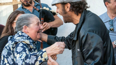 Reencuentro entre Josefa de Bastavales y Alfonso Pato en un homenaje organizado por la  Gentalha do Pichel.
