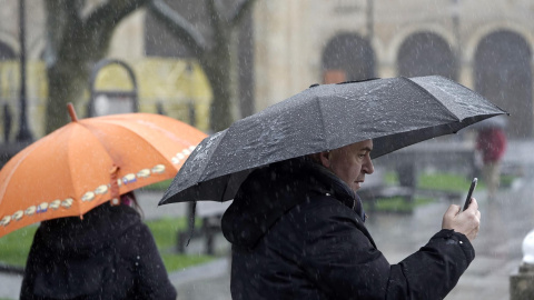 Un hombre bajo la lluvia en Gijón (Asturias), a 2 de febrero de 2025.