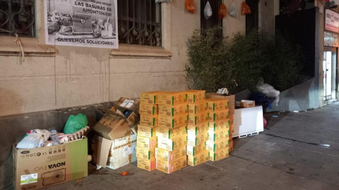 Caixes al carrer, al Raval Caixes al carrer, al Raval