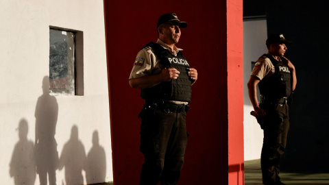 Agentes de Policía durante un acto de campaña en Quito (Ecuador).