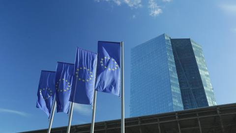 Banderas de la UE delante del rascacielos donde tiene su sede el BCE en Fráncfort.