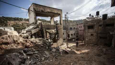 EuropaPress_6195582_filed_30_august_2024_palestinian_territories_tulkarm_people_walk_past_the Imagen de archivo de la devastación en el campo de refugiados de Nur Shams en Tulkarem, en la Cisjordania ocupada.