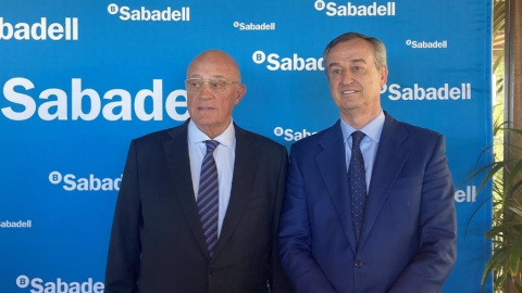 El presidente de Banco Sabadell, Josep Oliu (i), y el consejero delegado, César González-Bueno (d).