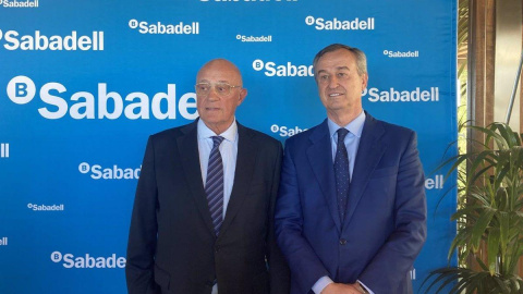 El presidente de Banco Sabadell, Josep Oliu (i), y el consejero delegado, César González-Bueno (d). El presidente de Banco Sabadell, Josep Oliu (i), y el consejero delegado, César González-Bueno (d).