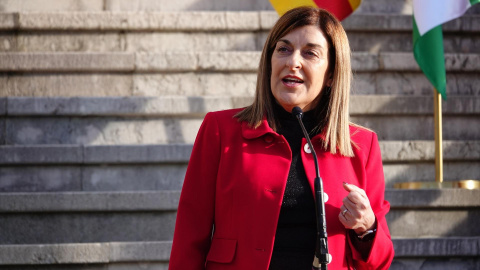 La presidenta del Gobierno de Cantabria, María José Sáenz de Buruaga, ofrece una rueda de prensa durante la XXVII Conferencia de Presidentes.