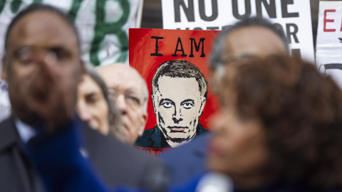 Una pancarta con la foto de Elon Musk, en una protesta en Washington.