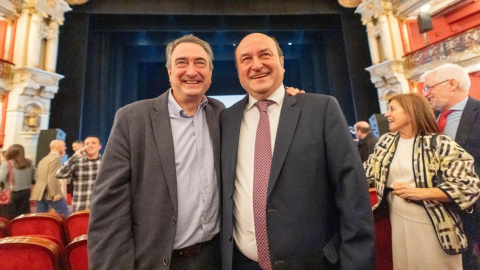 Aitor Esteban EP El portavoz del PNV en el Congreso, Aitor Esteban, y el presidente del PNV, Andoni Ortuzar , durante la gala de los Premios Sabino Arana, el pasado 26 de enero en Bilbao.