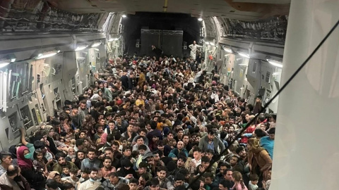 C-17_carrying_passengers_out_of_Afghanistan Unos 400 afganos huyen de Kabul (Afganistán) tras la llegada de los talibanes al poder en un avión fletado por el ejército estadounidense. Agosto de 2021.