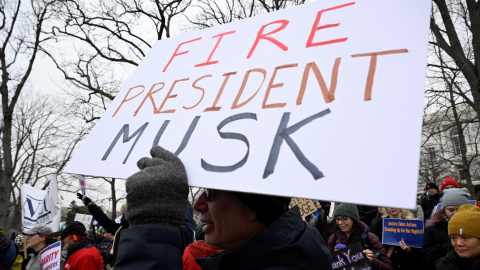 Un manifestante sostiene una pancarta sobre Elon Musk en una protesta sindical contra los recortes en la Administración federal de EEUU, frente el Capitolio, en Washington.