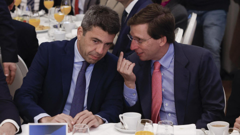 El presidente de la Generalitat Valenciana, Carlos Mazón (i), junto al alcalde de Madrid, José Luis Martínez-Almeida (d), al comienzo de un desayuno informativo, a 25 de febrero de 2024.