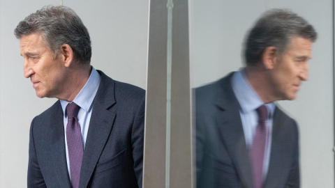 (Foto de ARCHIVO)El presidente del PP, Alberto Núñez Feijóo, sale de una rueda de prensa, en la sede del partido, a 24 de febrero de 2025, en Madrid (España). La rueda de prensa, ha tenido lugar tras una reunión del líder del PP con exministros de Exteriores y Defensa del PP y expertos internacionales para analizar la relación de la Unión Europea y Rusia, en el contexto del tercer aniversario de la invasión rusa a Ucrania.Eduardo Parra / Europa Press24 FEBRERO 2025;FEIJÓO;PP;EXTERIORES;DEFENSA;MINISTROS;UCRANIA;RUSIA24/2/2025