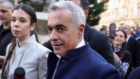 Calin Georgescu y su esposa Cristela Georgescu llegan a la Oficina Electoral Central, donde Georgescu presentó su candidatura para la reelección presidencial de mayo, en Bucarest, Rumania, el 7 de marzo de 2025.