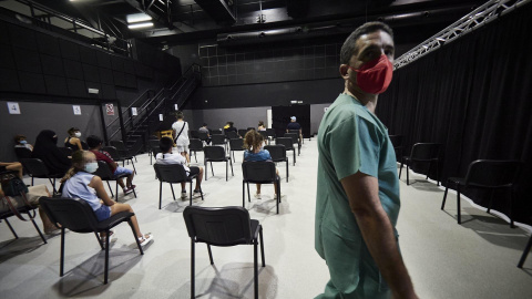 EuropaPress_3879075_varios_adolescentes_acuden_centro_cultural_kulturgunea_recibir_vacuna Varios adolescentes acuden al centro cultural Kulturgunea para recibir la vacuna contra la covid, a 11 de agosto de 2021, en Tafalla.