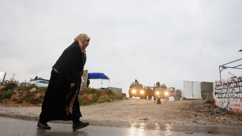 Una mujer palestina camina hacia el complejo de Al-Aqsa, también conocido por los judíos como el Monte del Templo, en la Ciudad Vieja de Jerusalén.