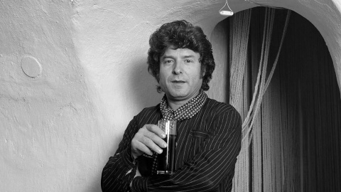 Enrique Morente, en el bar Candela, en Lavapiés (Madrid).