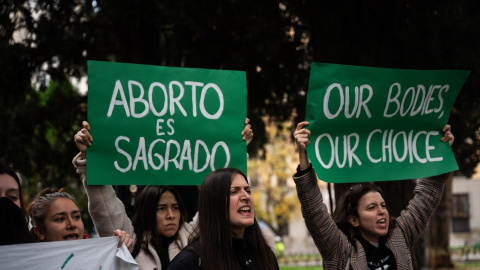 EuropaPress_6380609_varias_mujeres_carteles_concentracion_frente_monasterio_encarnacion Imagen de archivo de mujeres con carteles durante una concentración.