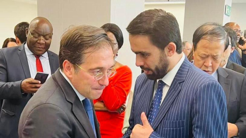 El embajador de Afganistán en Madrid, Mohammad Rahim Peerzada, saludando al ministro de Asuntos Exteriores español, José Manuel Albares